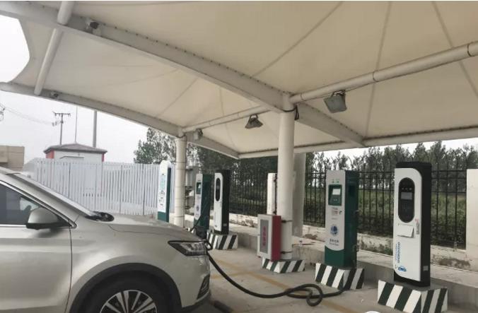 Ministerium für Ökologie und Umwelt: China ist das Land mit der weltweit größten Anzahl neuer Energiefahrzeuge. Der Absatz macht 55% der Welt aus