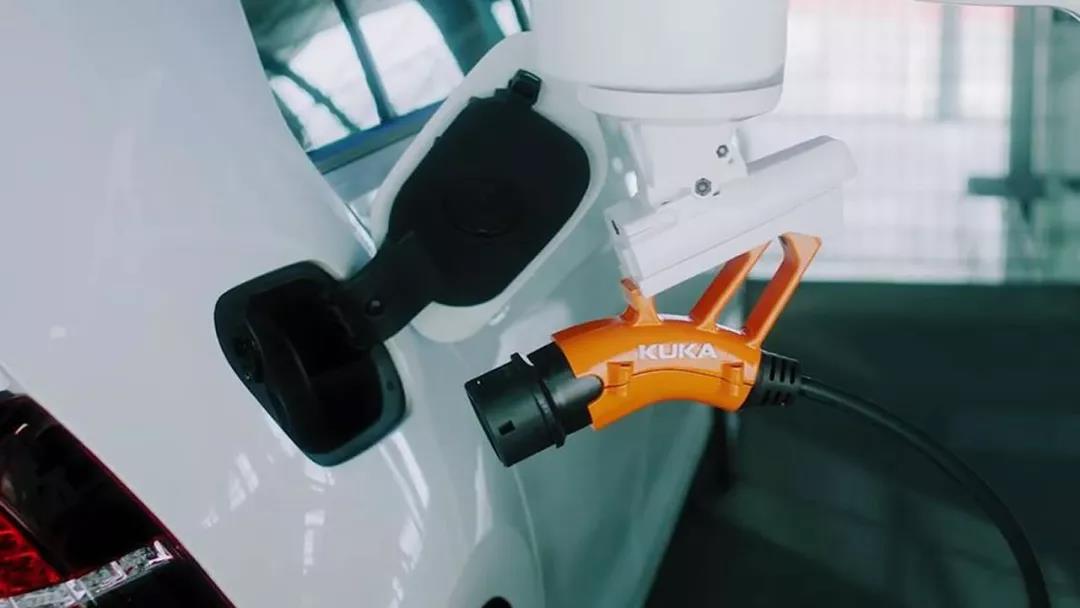 Ein Roboter, der beim schnellen Aufladen des Autos helfen kann, scannt automatisch den Ladeanschluss, um dies herauszufinden!